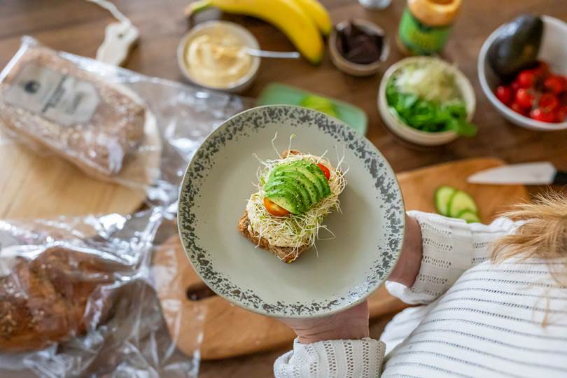 Avokadotoast med Bakerens Utvalgte havre- og surdeigsbrød.jpg
