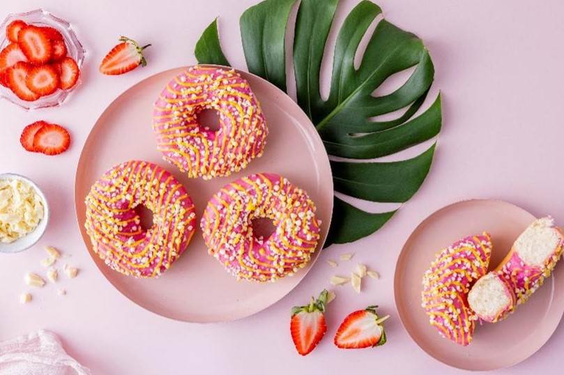 Donut med hvit sjokolade og jordbær_intra.jpg