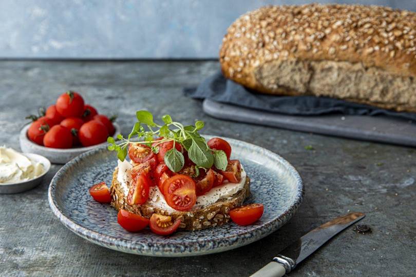 7 Speltbrød kremost og tomat.jpg