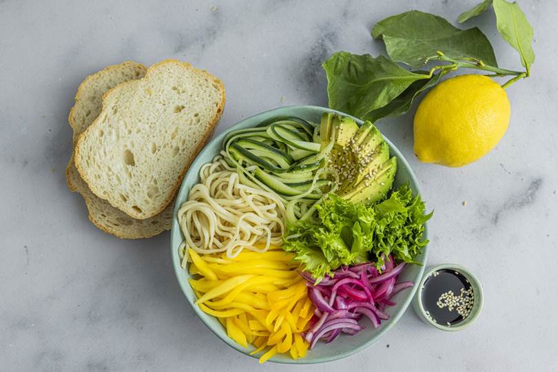 Rask nudelbowl med grønnsaker og brød.jpg