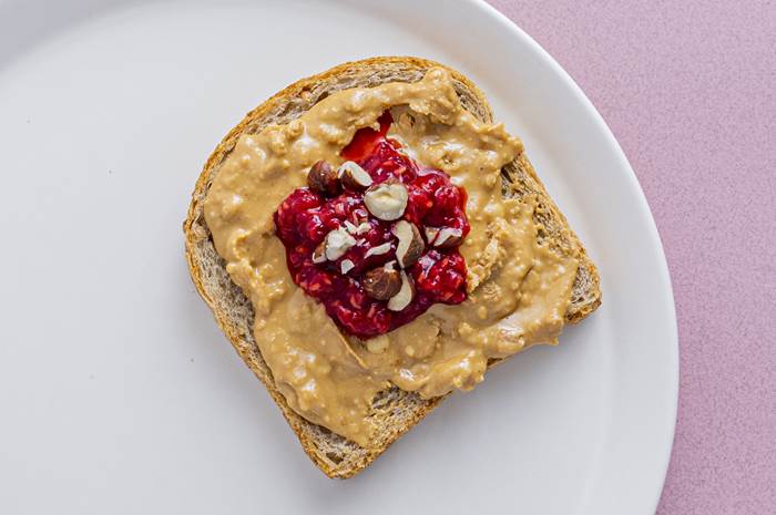 Skåret matpakkebrød_skive peanøttsmør.jpg