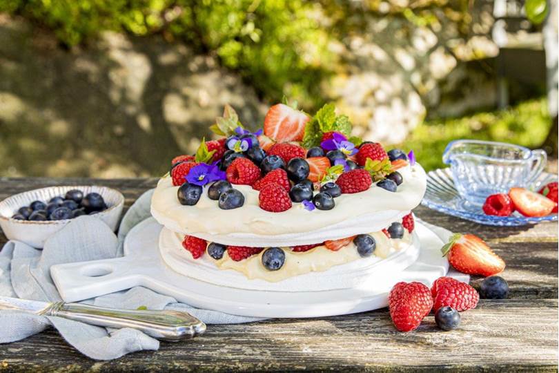 1. Pavlova med vaniljekrem og bær.jpg