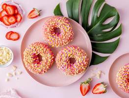 Donut med hvit sjokolade og jordbær