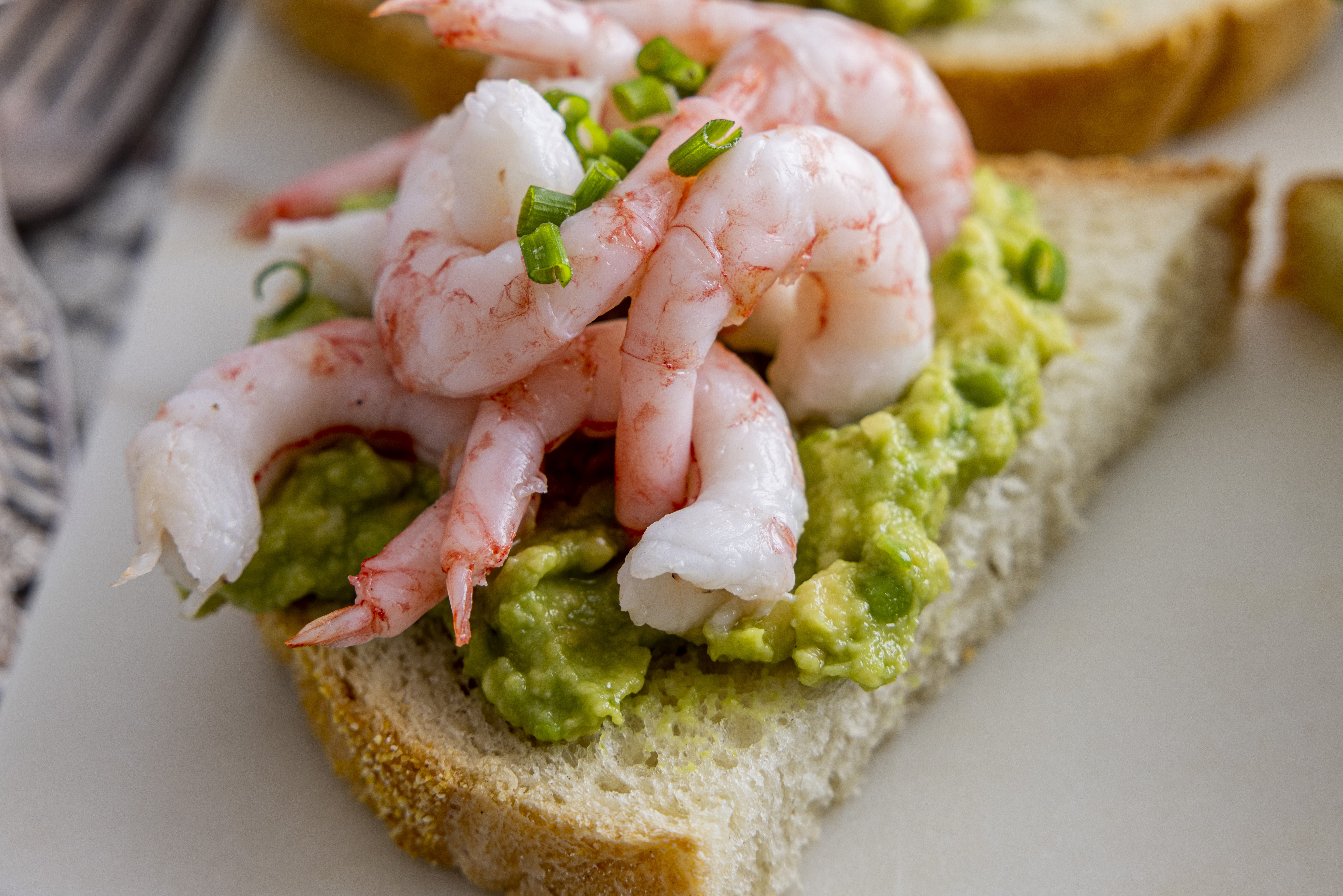 Snitter til hverdags og fest Bakerens Utvalgte Gourmetloff med avokado og reker.JPG