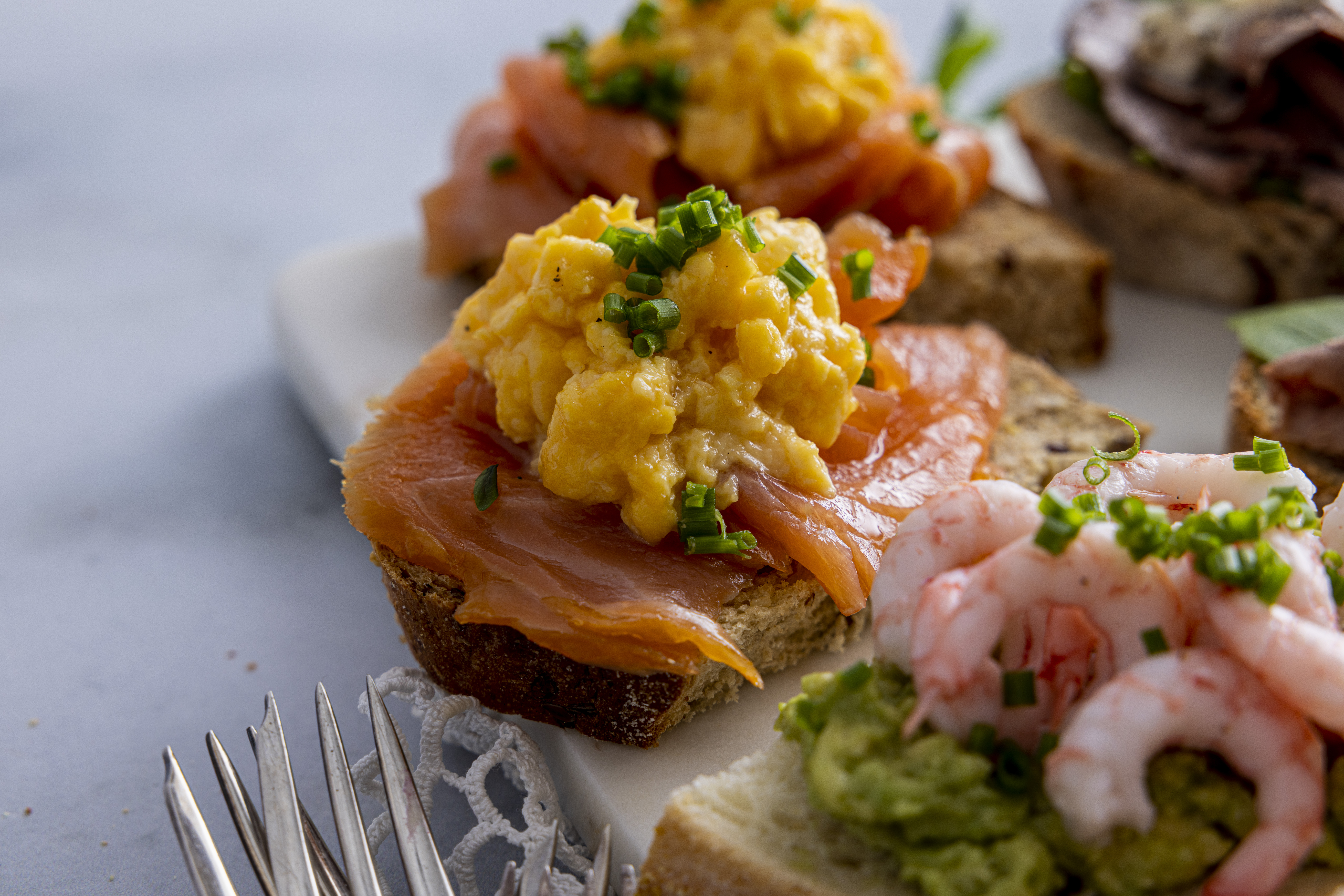 Snitter til hverdags og fest Bakerens Utvalgte Kornbr&oslash;d med r&oslash;kt laks og egger&oslash;re.JPG