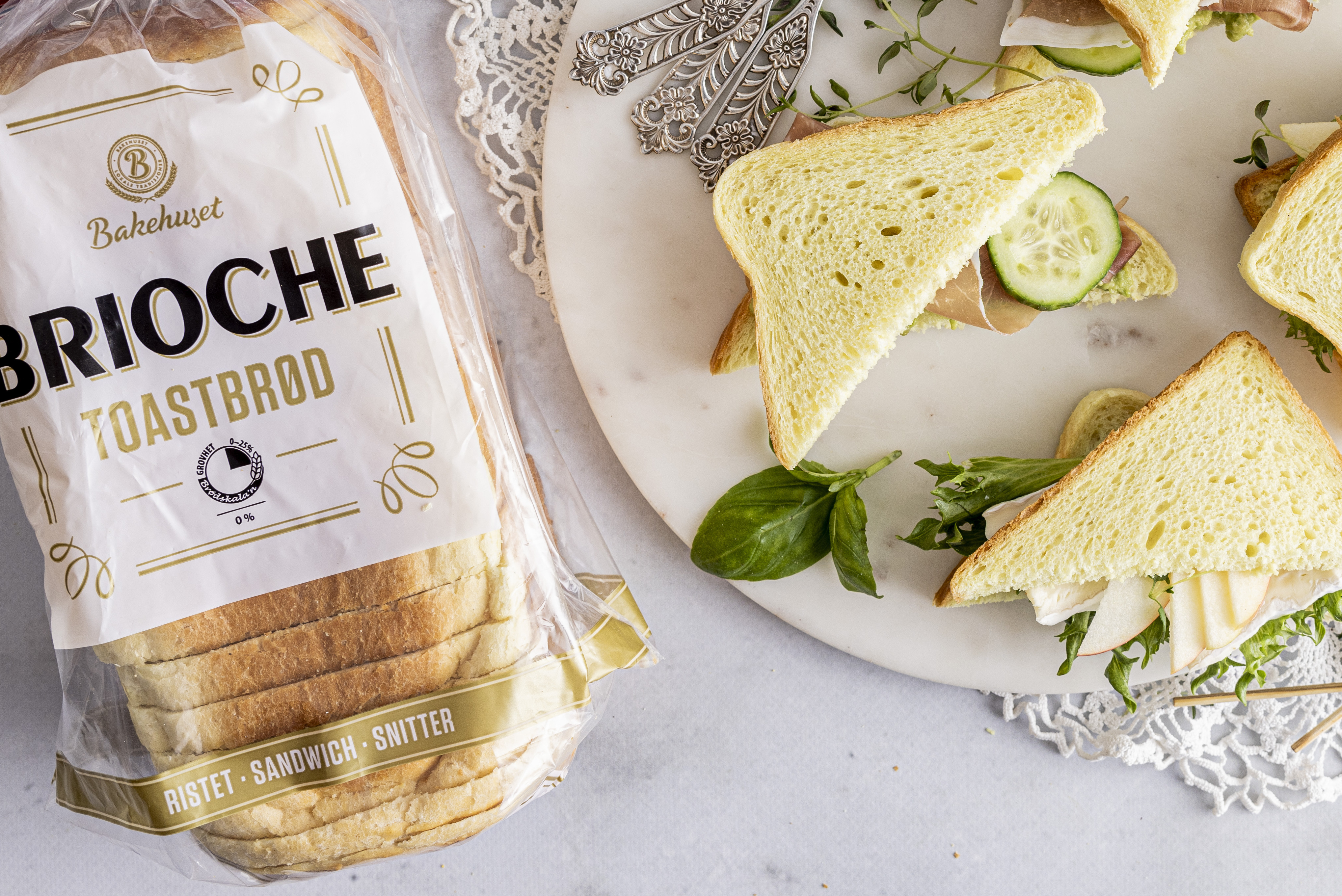 Snitter til hverdags og fest Brioche Toastloff med spekeskinke, avokado og agurk.JPG